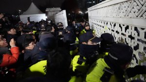 Южнокорейские профсоюзы объявили о забастовке в связи с обострением политической ситуации в стране