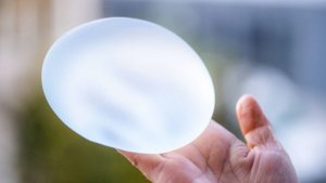 «Где сосок?» — москвичка требует вернуть деньги за неудачную пластику груди