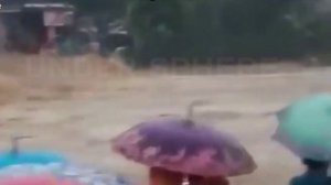 Сегодня в Индонезии происходит разрушительное событие! Наводнения смывают автомобили и дома.