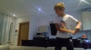 братья танцуют