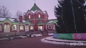 Покупка новогодних сувениров в фирменном магазине.