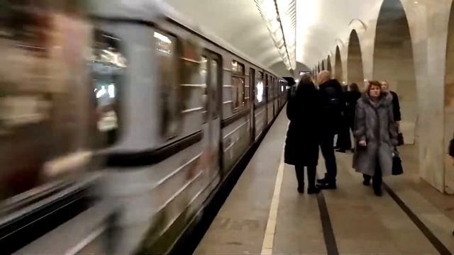 НОВОГОДНИЙ ПОЕЗД ЕЖ3/ЕМ-508Т прибывает на станцию Баррикадная!!!! смотреть онлайн