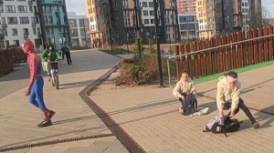 реакция людей на человека паука в Москве