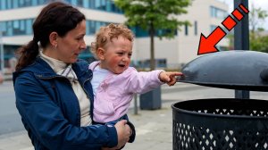 Малыш постоянно показывал на соседский мусорный бак и плакал. Оказалось, это было предупреждение!