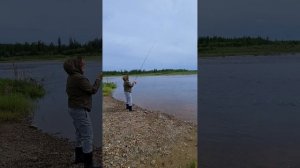 Подружка учится рыбачить 🎣