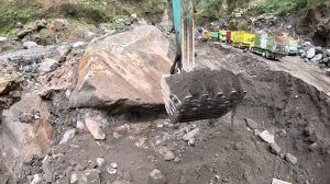 Строительство, экскаваторы нарыли большую кучу песка