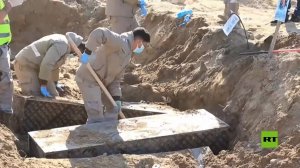 لبنانيون يستخرجون رفات ضحايا الحرب المدفونين مؤقتا لإقامة جنازات لهم في مسقط رؤوسهم