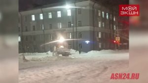 «Пир души какой-то!»: бульдозер «станцевал» перед благовещенским водителем на заснеженной улице