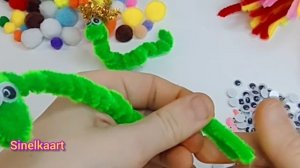 Змея с короной из синельной проволоки