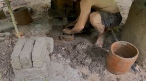 сезон дождей разрушает соломенную мастерскую:примитивные технологии 👍