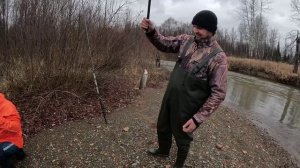 Рыбалка на горной реке с ночевкой)) хариус на мушку по мутной воде... осень 2024