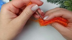 Ёлочная игрушка или брелок "Шапочка" крючком