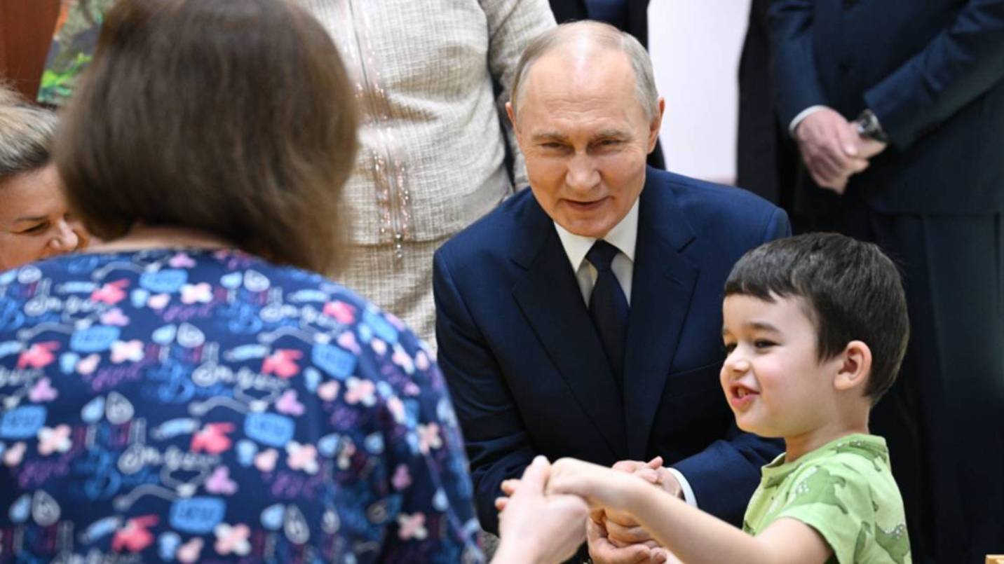 Путин посетил реабилитационный центр в Москве. Юный пациент пригласил президента в Ухту