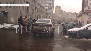 Водитель «БМВ» во дворе сначала чуть не задавил пешехода, а потом за это его и избил