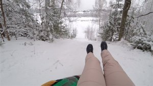 Катание на тюбинге в лесу! Горка из леса в поле!