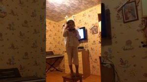 маленькая девочка красиво поет.