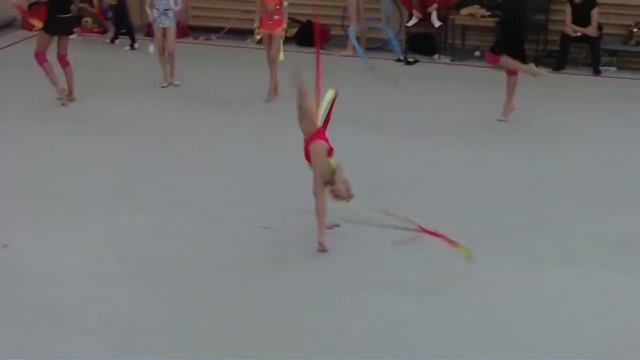 Арина и Дина Аверины 1998г.Перед выступлением. смотреть онлайн