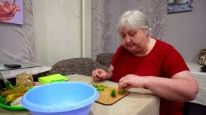 Жизнь пенсионеров и безработного сына в деревне