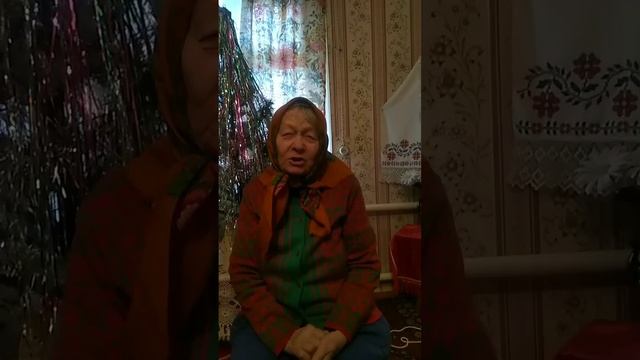 Александра Федотовна Трошина читает народную молитву