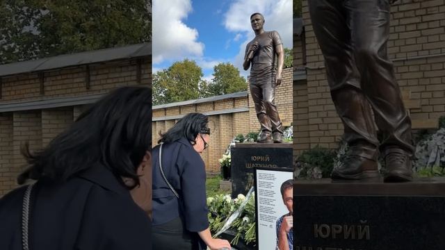 Экс-участница группы Ласковый май Наталья Грозовская целует  постамент памятника Юрию Шатунову