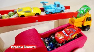 Играем вместе в машинки и шарики ! Модельки из мультика Тачки ! Развивашки для детей !