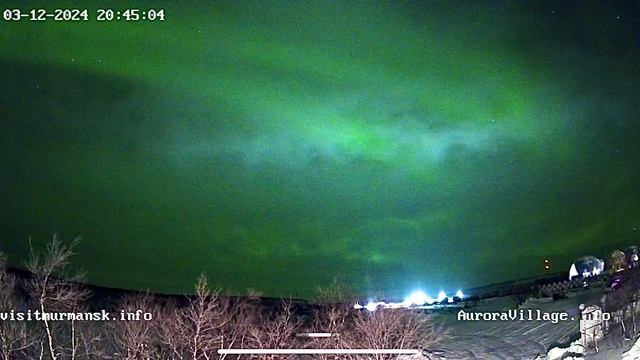 Видео северного сияния с вебкамеры в Aurora Village шикарное видео авроры 04-12-2024