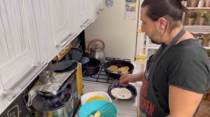 Я на кухне готовлю столовские бифштексы , и как долго шел день и подарка такого я не ожидал