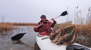 ТОННА РЫБЫ, АЖ ВЫЛЕТАЕТ. ЛОВИ РУКАМИ, ОКУНЯ ТЬМА. ТАКОГО НЕ БЫЛО. Рыбалка на зимнюю удочку с каяка