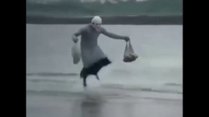 Бабка прыгает по воде под музыку