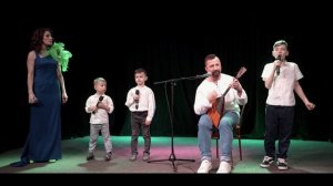 А река течёт