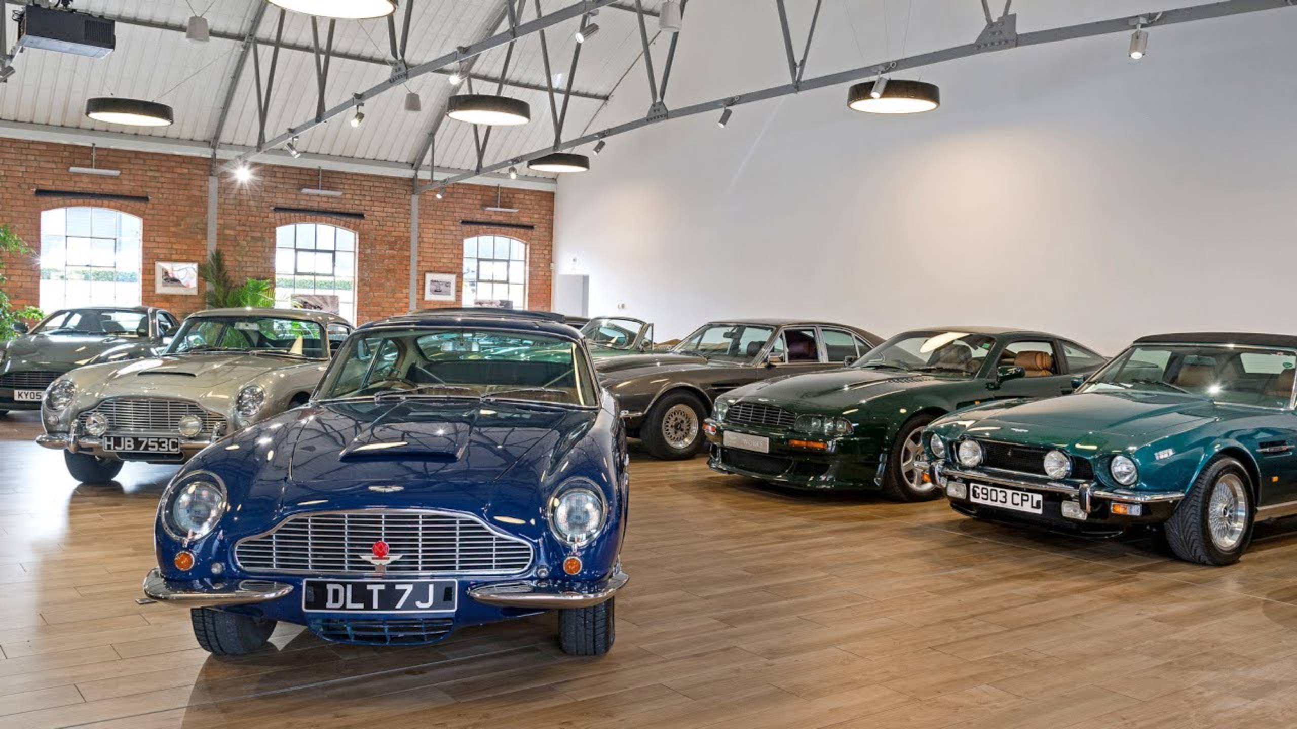 Раритетные модели Aston Martin и работа по их восстановлению смотреть онлайн