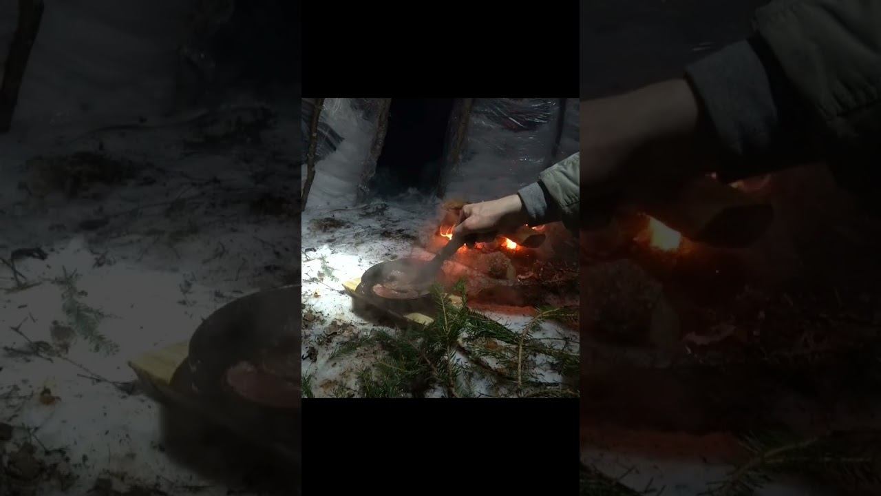 жарю мясо на костре, на чугунной сковороде смотреть онлайн