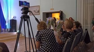 Дарите женщинам цветы.