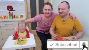 Марк кормит маму и делится с Папой печеньем