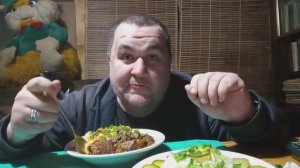 Обжор - гуляш с пюрешкой и соленьями