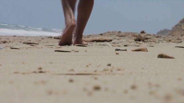 Гуляя по пляжу, парень заметил, что прямо из песка на него смотрит неизвестная ему рыба смотреть онлайн