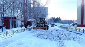 Коммунальщики Когалыма устраняют ледяные «наросты» на дорогах