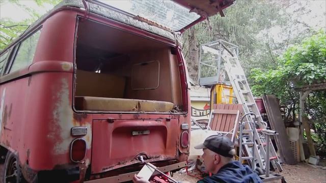 Нашли ЗАБРОШЕННЫЙ АВТОБУС в Лесу и ЗАВЕЛИ ЕГО Спустя 30 лет