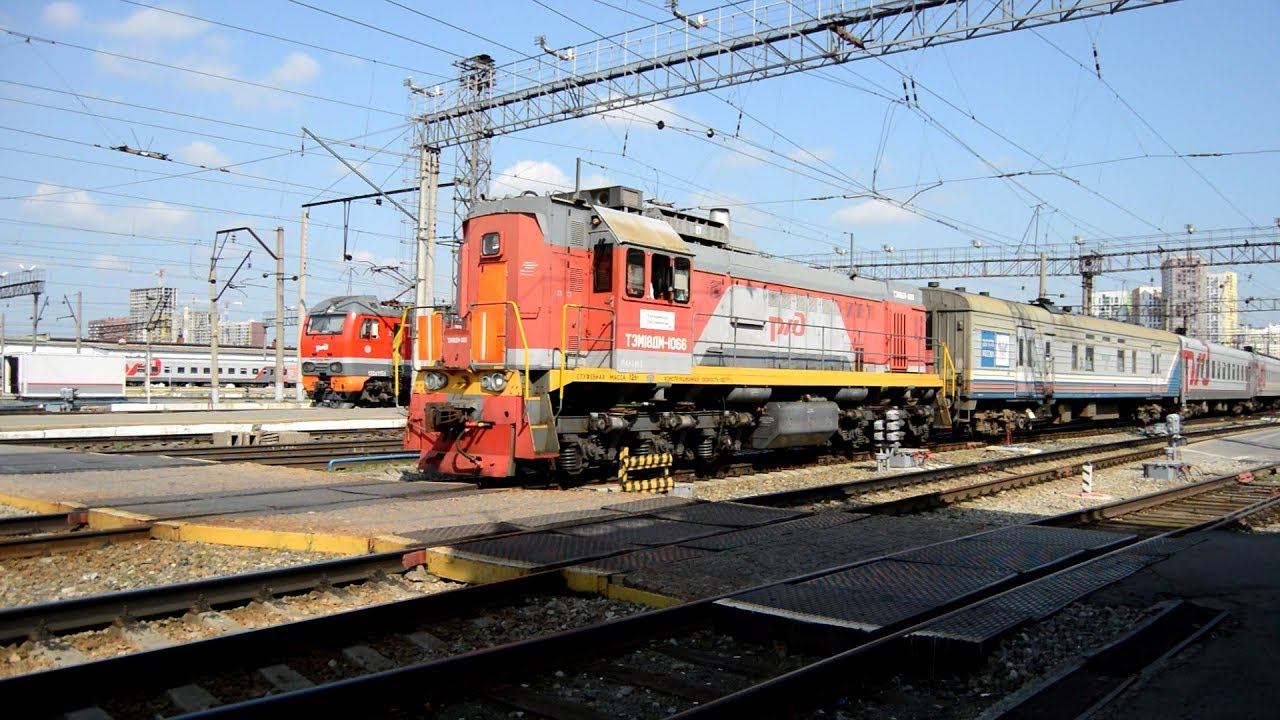 Тепловоз ТЭМ18ДМ-1066 производит маневровые работы на станции Екатеринбург-Пасс