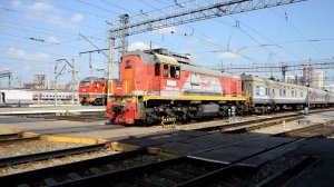 Тепловоз ТЭМ18ДМ-1066 производит маневровые работы на станции Екатеринбург-Пасс