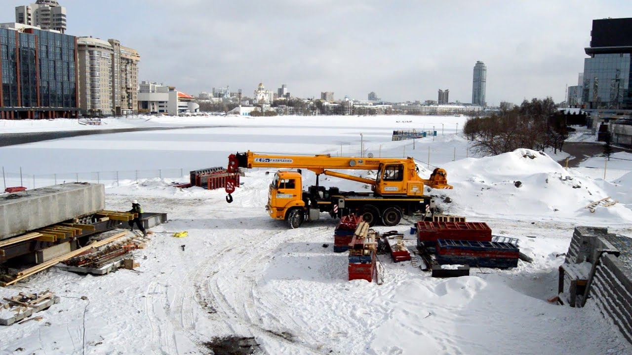 Макаровский мост в Екатеринбурге в марте 2021