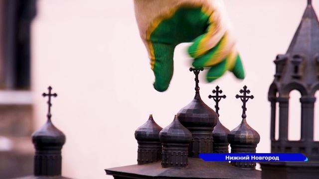 В центре Нижнего Новгорода ремонтируют поврежденные макеты памятников
