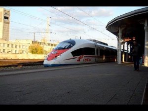 "Сапсан" и звуковые объявления на вокзале станции Тверь