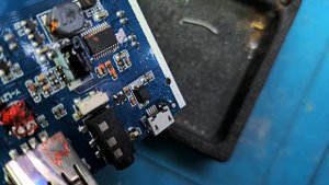 Замена порта micro-USB на китайской колонке JBL