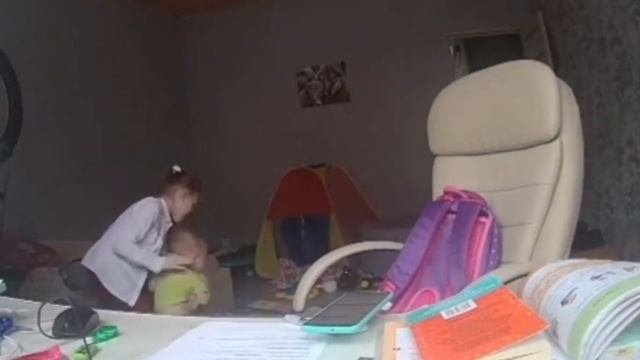 Девочка спасла своего брата, когда тот подавился