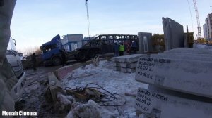 Показываю как вытаскивают застрявший панелевоз Scania башенным краном на стройке ЖК Молжаниново