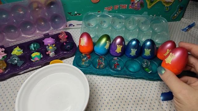 Открываем сюрпризы из Красного и белого. Яички типа hatchimals смотреть онлайн
