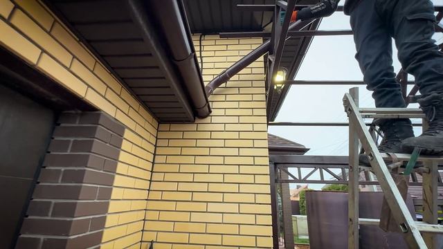 Навес для машины 7,5х5,5 во дворе частного дома перед гаражом