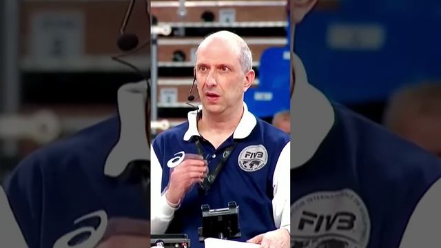 Волейболистка заигрывает с судьей