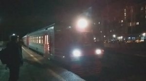 ЭТ2М-067 прибывает на станцию Сестрорецк ноябрьским вечером